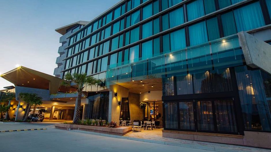 Eatons Hill Hotel Exterior