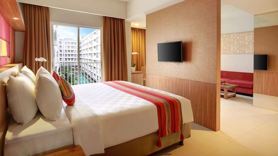 Kyriad Airport Hotel Suite