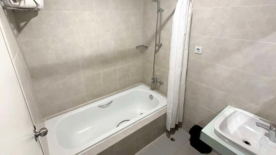 Kyriad Airport Hotel Suite