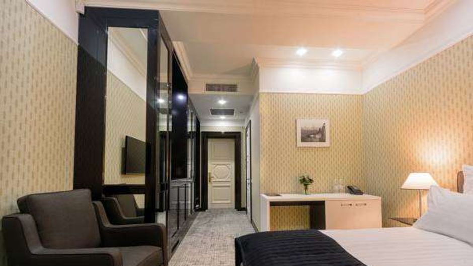 Wall Street Hotel Room