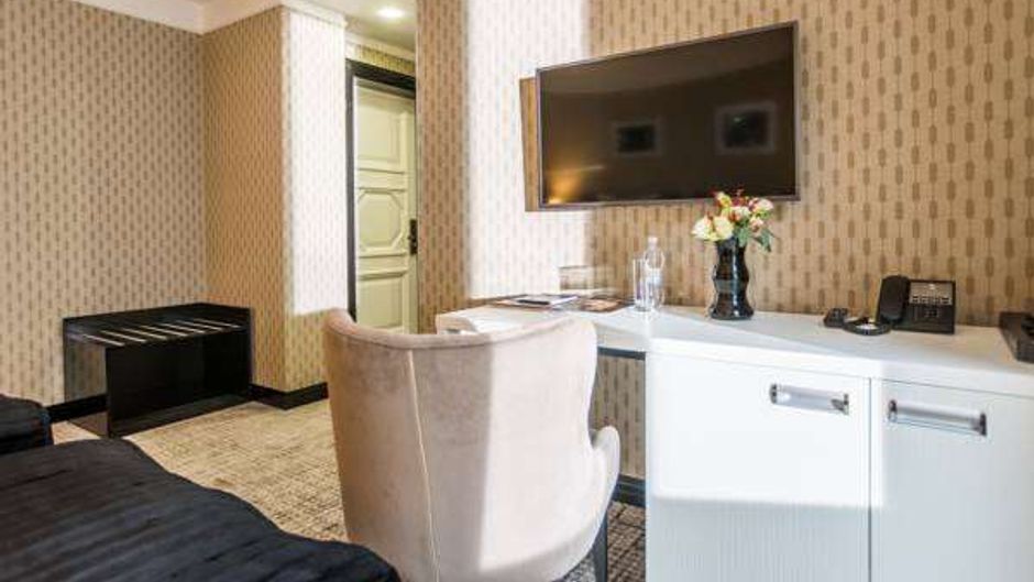 Wall Street Hotel Room