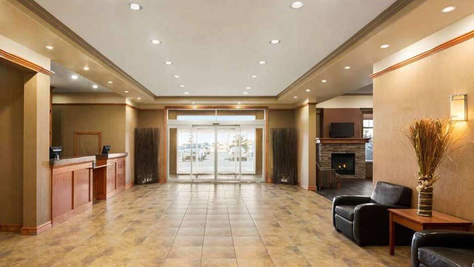 Days Inn & Suites Edmonton Airport Lobby