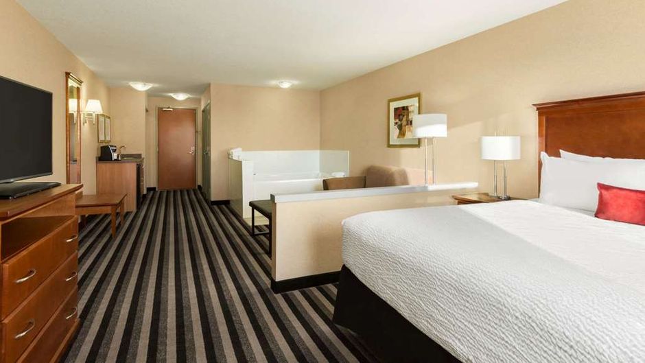 Days Inn & Suites Edmonton Airport Suite