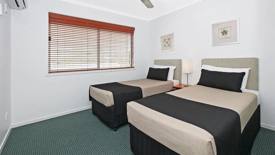 Comfort Inn & Suites Northgate Airport Room