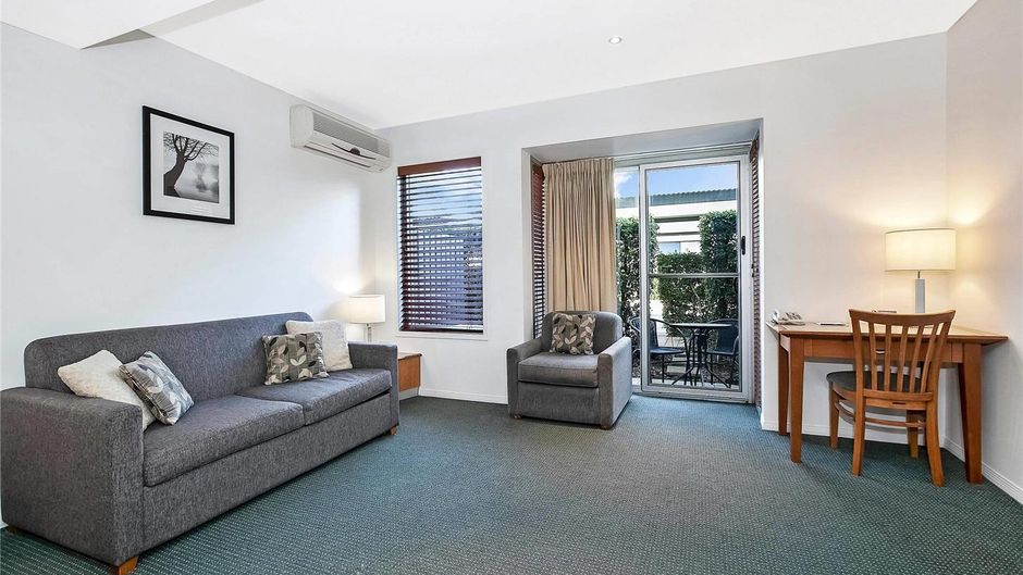 Comfort Inn & Suites Northgate Airport Room