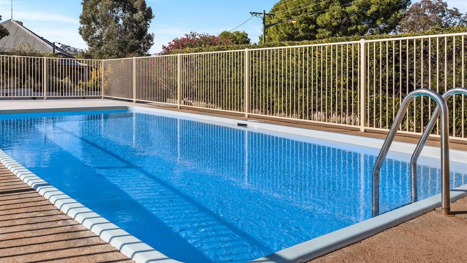 Econo Lodge Alabaster Pool