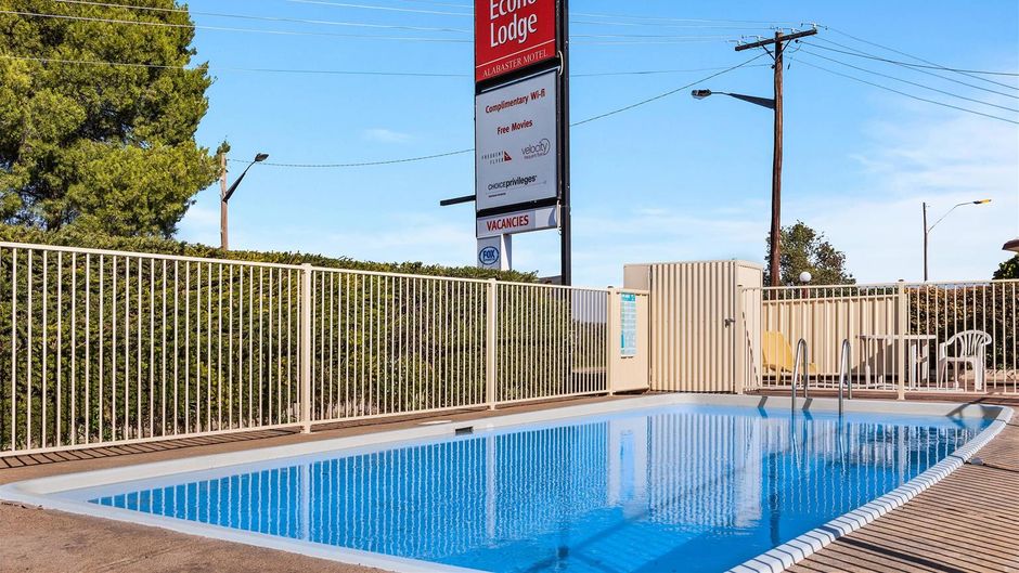 Econo Lodge Alabaster Pool