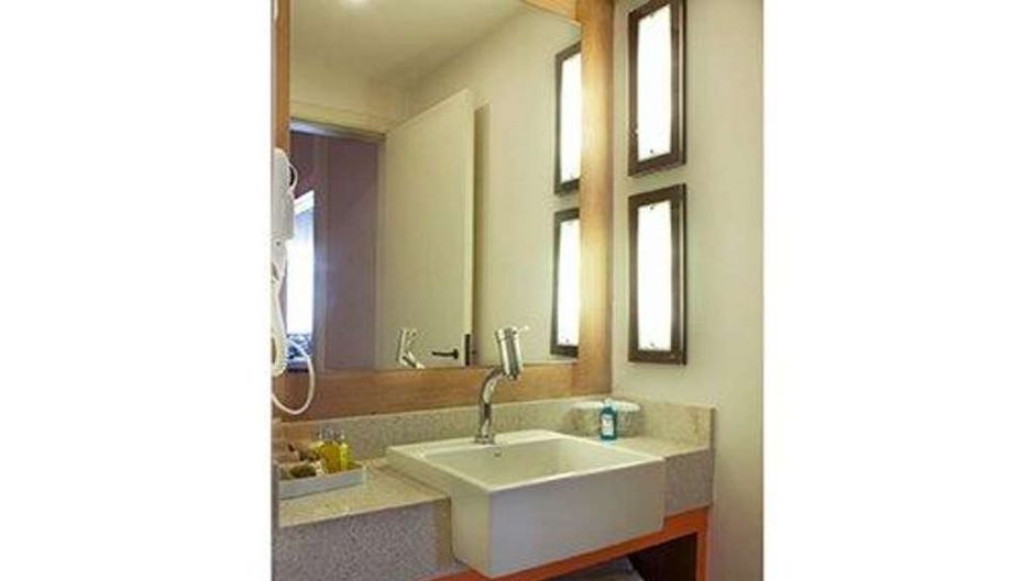 Quality Suites Alphaville Room
