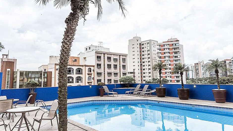 Comfort Suites Vitoria Pool