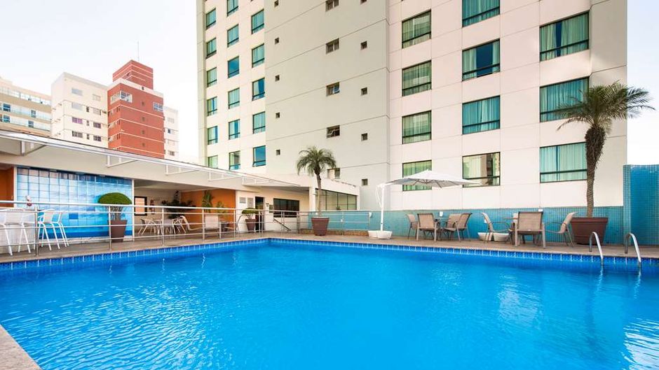 Comfort Suites Vitoria Pool