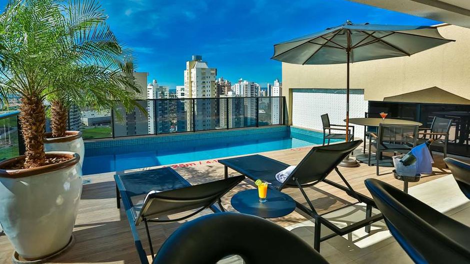 Quality Hotel Goiania Pool