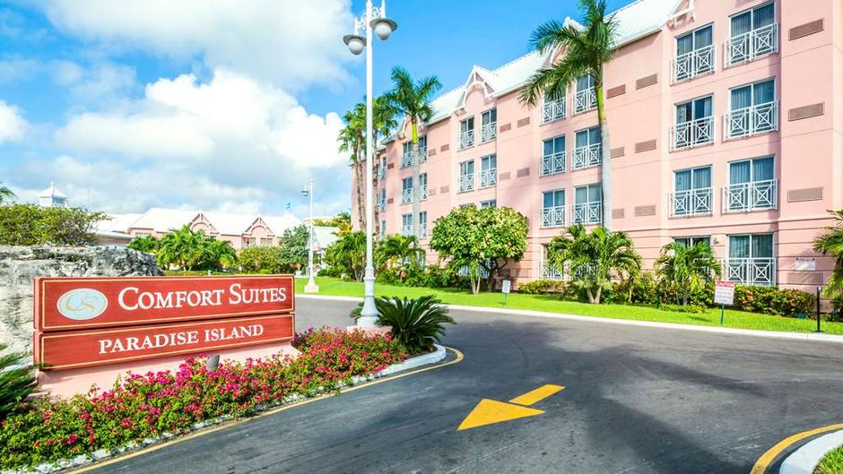 Comfort Suites Paradise Island Exterior