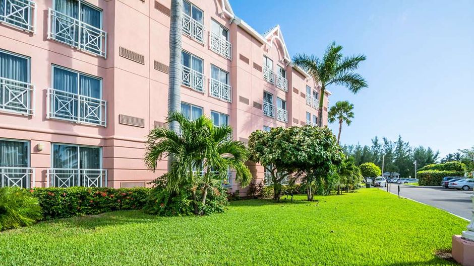 Comfort Suites Paradise Island Exterior