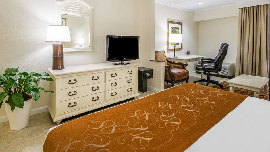 Comfort Suites Paradise Island Suite