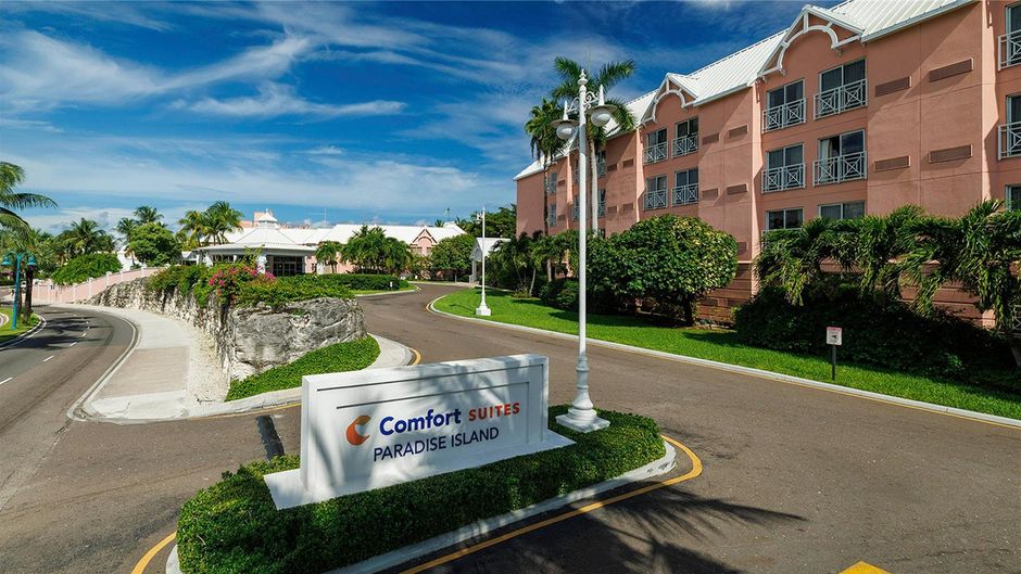 Comfort Suites Paradise Island Exterior