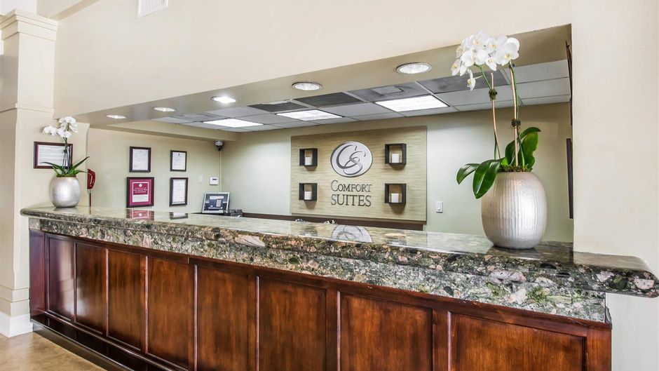 Comfort Suites Paradise Island Lobby