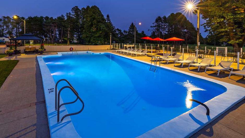 Quality Inn Garden of the Gulf Pool