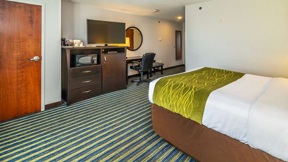 Comfort Inn and Suites Moose Jaw Room