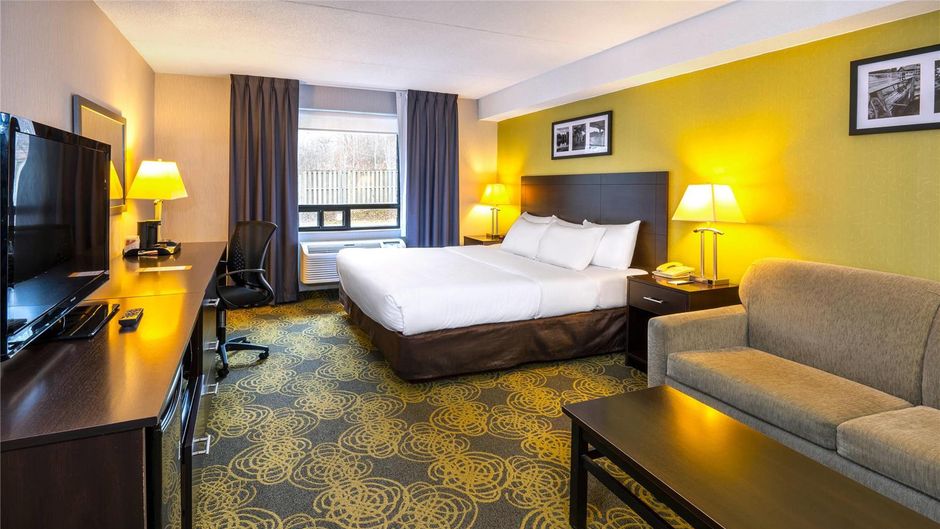 Comfort Hotel & Suites Peterborough Room