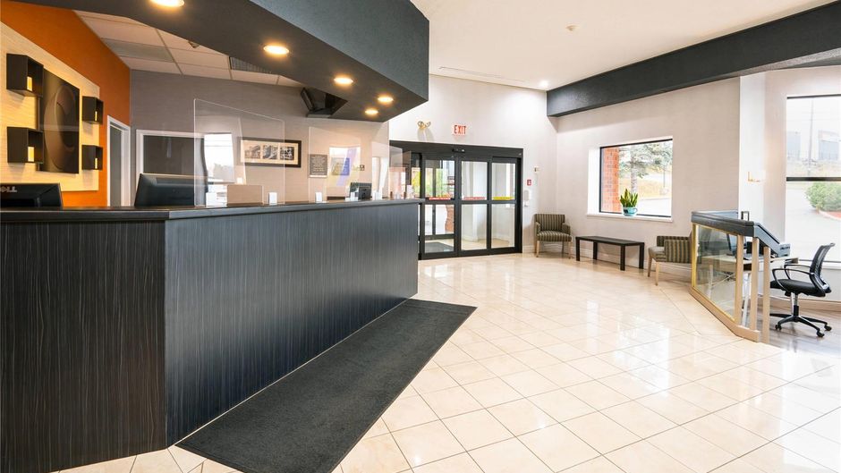 Comfort Hotel & Suites Peterborough Lobby