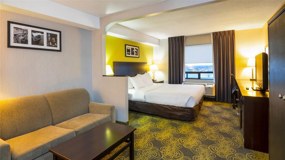 Comfort Hotel & Suites Peterborough Suite