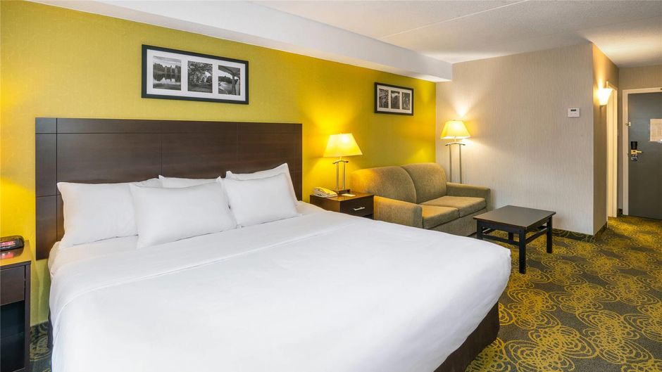 Comfort Hotel & Suites Peterborough Room