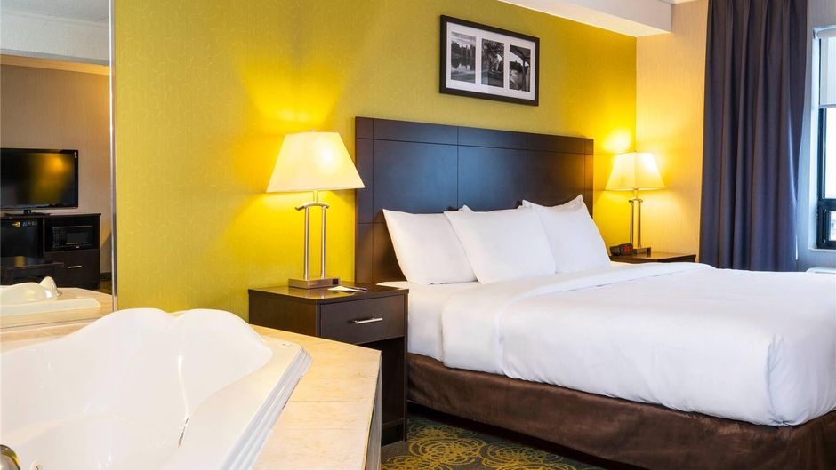 Comfort Hotel & Suites Peterborough Suite