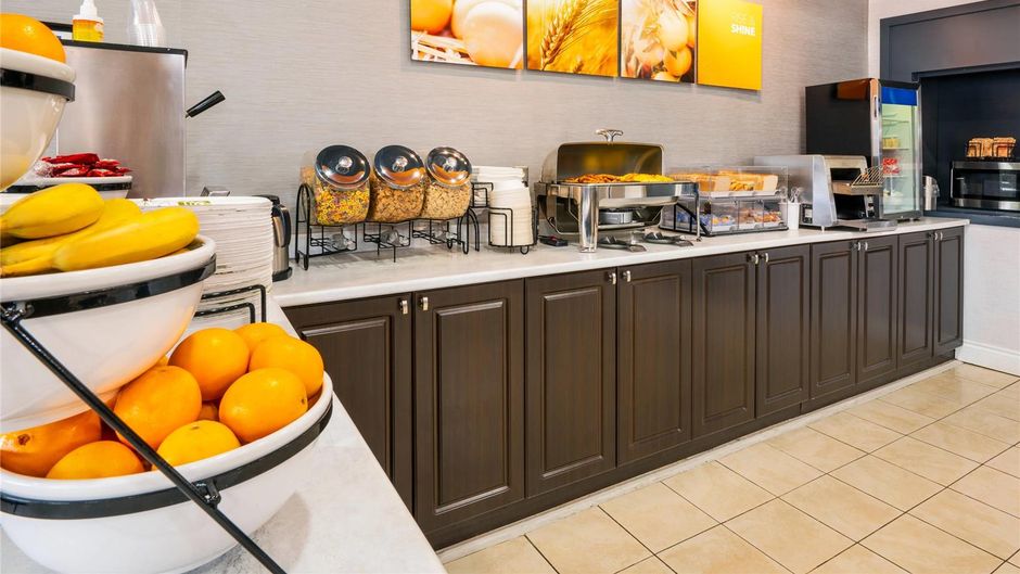 Comfort Hotel & Suites Peterborough Restaurant