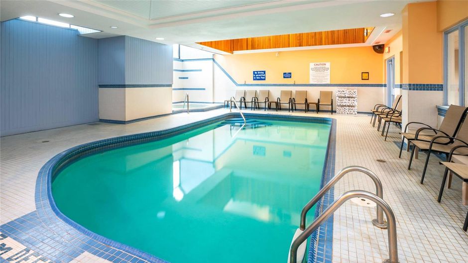 Comfort Hotel & Suites Peterborough Pool