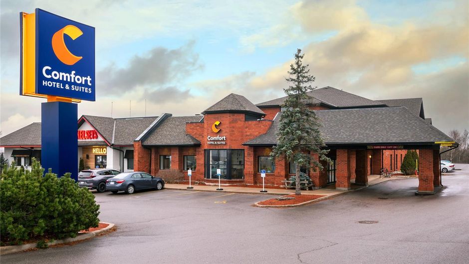 Comfort Hotel & Suites Peterborough Exterior
