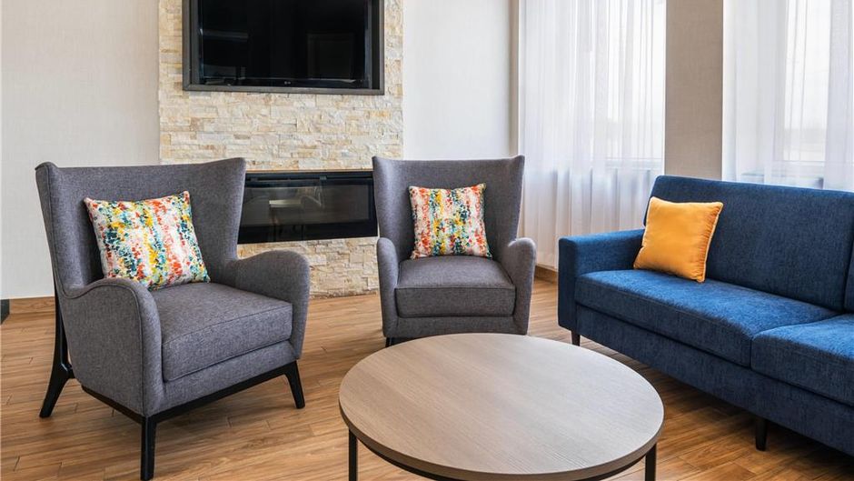 Comfort Inn & Suites Barrie Lobby
