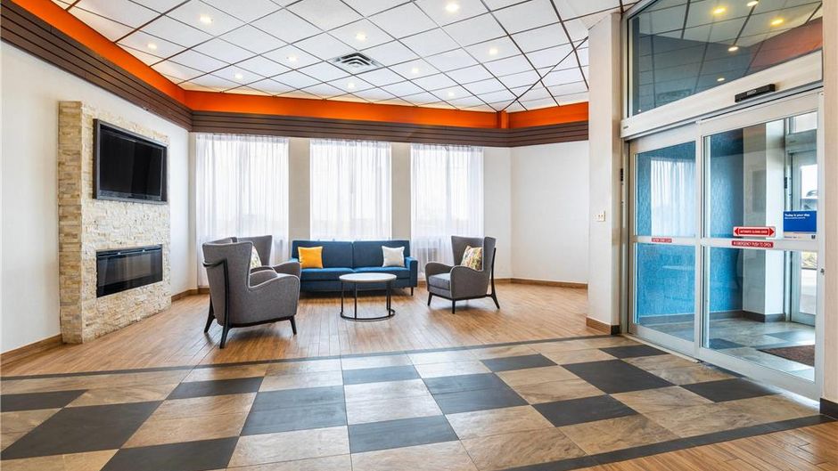 Comfort Inn & Suites Barrie Lobby
