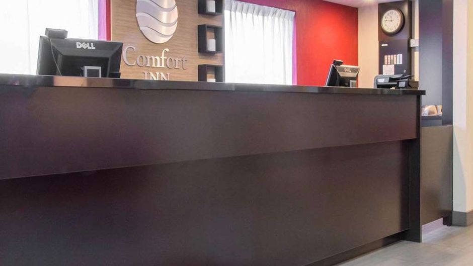Comfort Inn Winnipeg Airport Lobby
