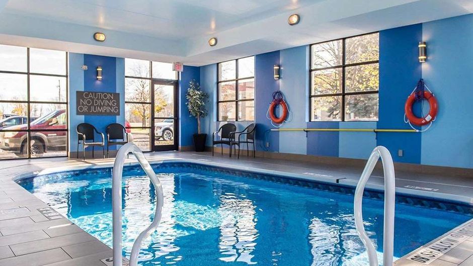 Comfort Inn Brockville Pool