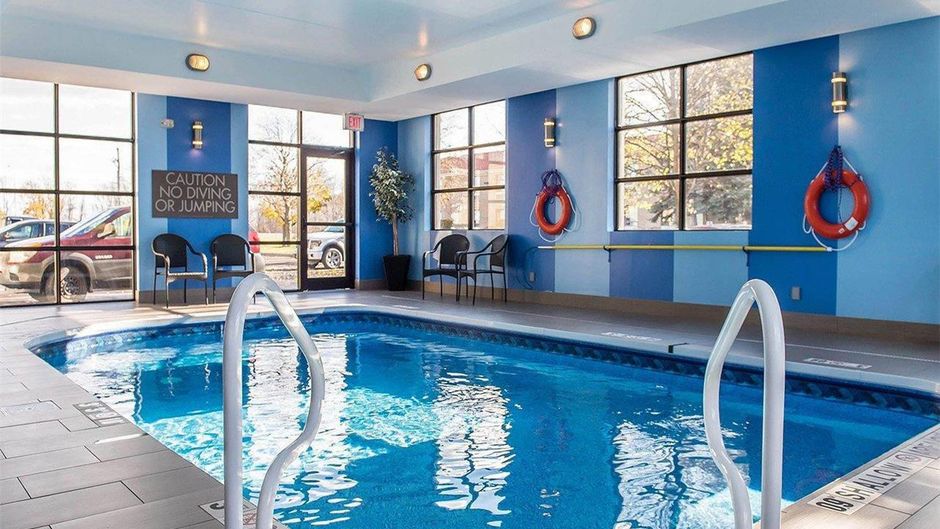 Comfort Inn Brockville Pool