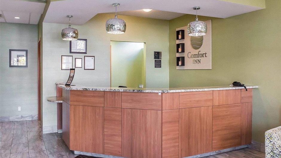 Comfort Inn Brockville Lobby