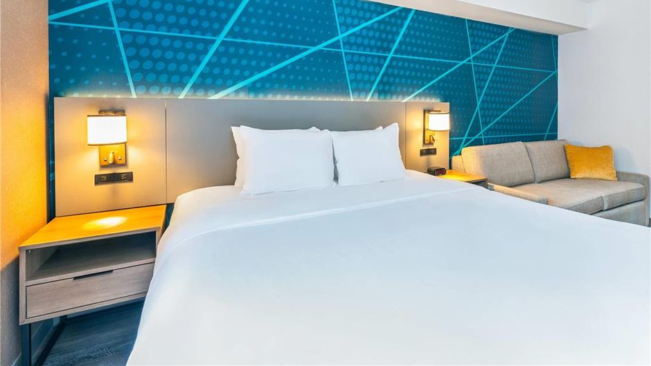 Comfort Suites London Room