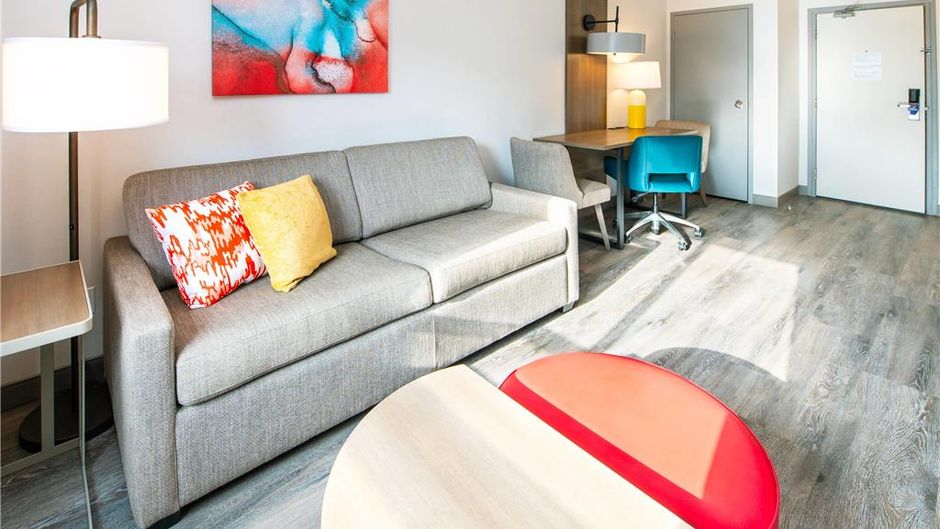 Comfort Suites London Room