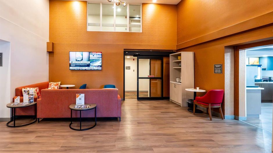 Comfort Suites London Lobby