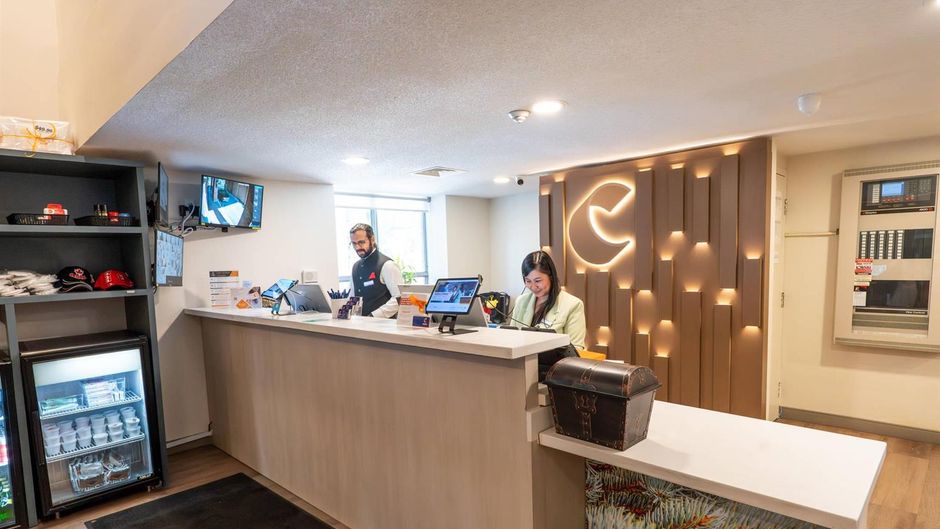 Comfort Suites London Lobby