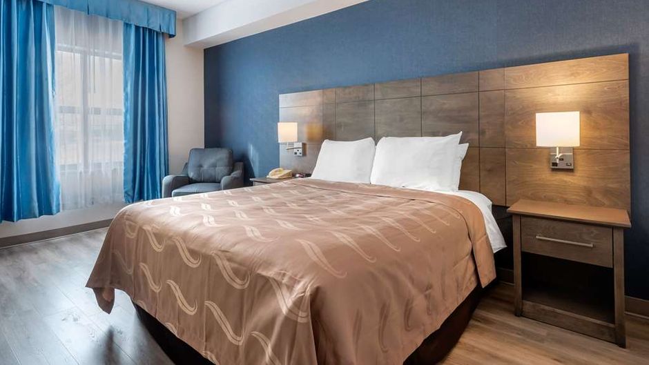 Quality Suites Quebec Room