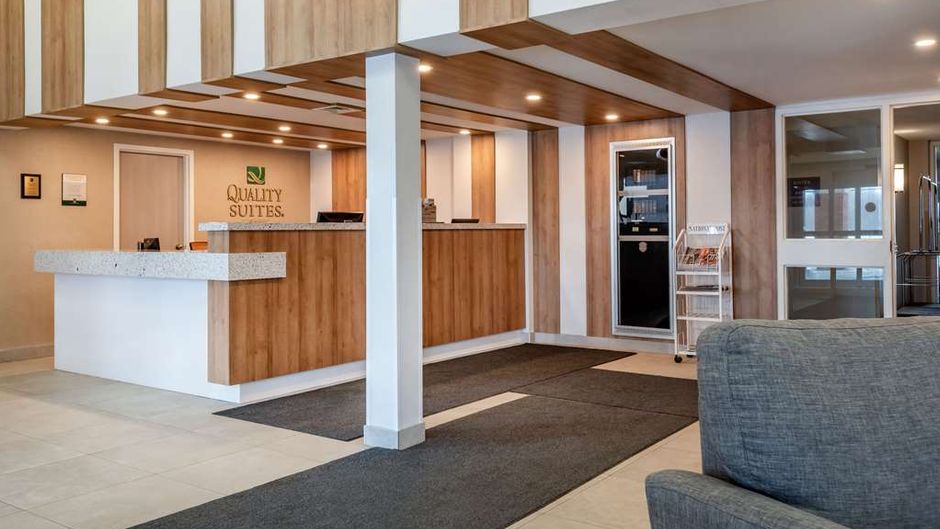 Quality Suites Quebec Lobby