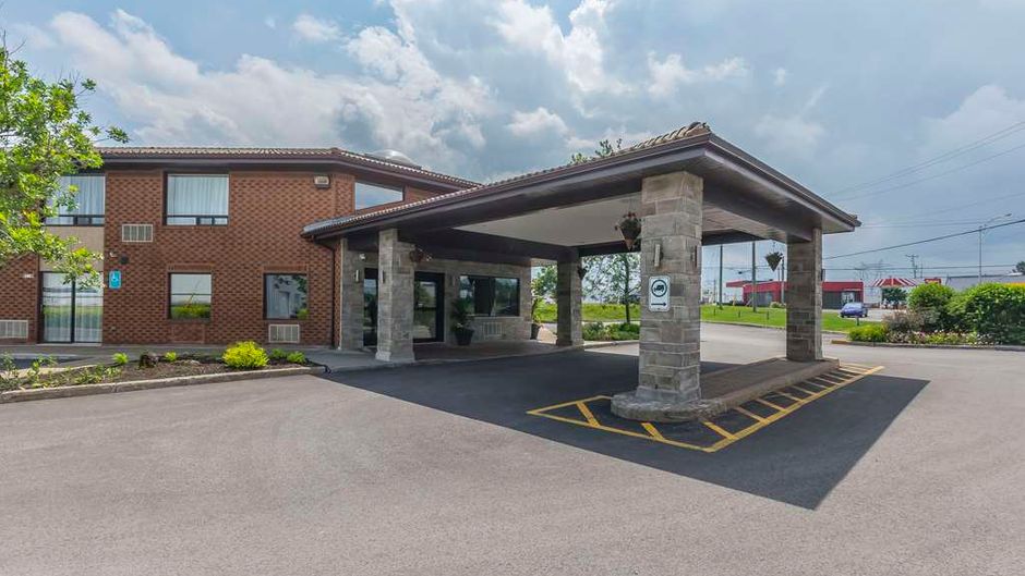 Comfort Inn Levis Exterior