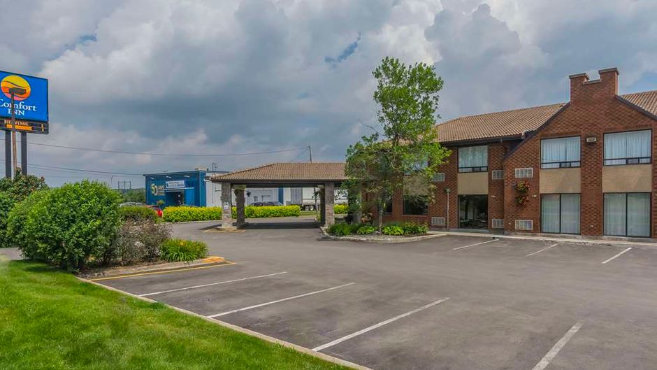 Comfort Inn Levis Exterior