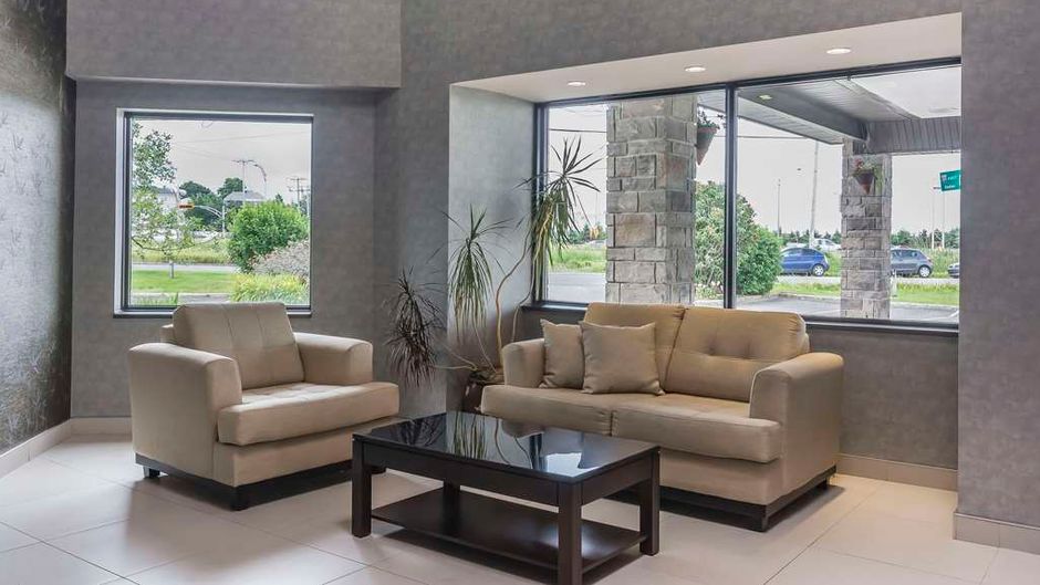 Comfort Inn Levis Lobby