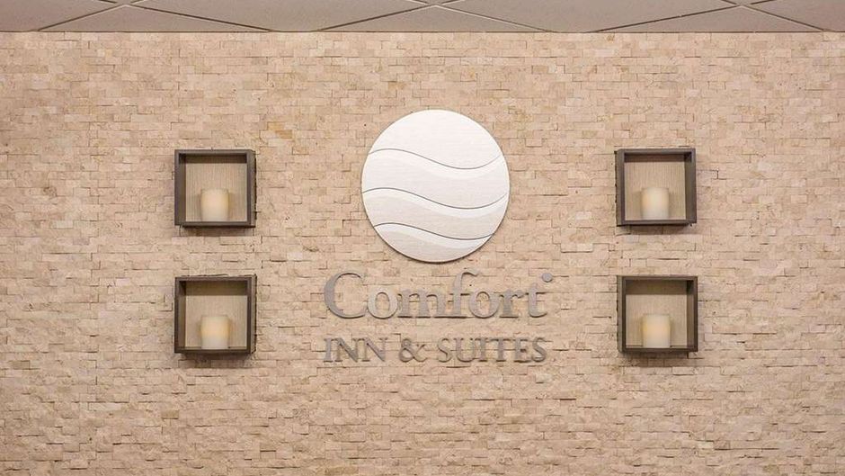 Comfort Inn & Suites University Lobby