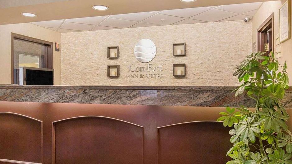Comfort Inn & Suites University Lobby