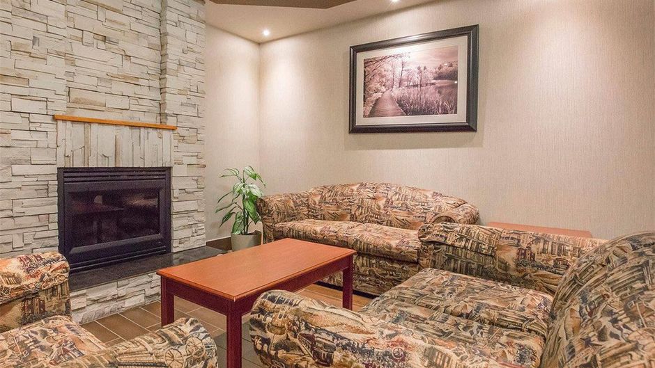 Comfort Inn & Suites University Lobby