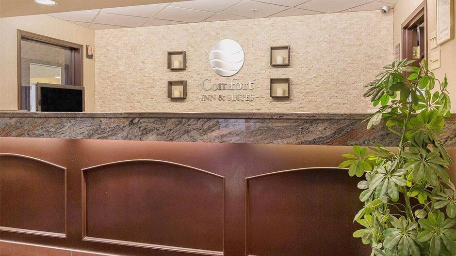 Comfort Inn & Suites University Lobby