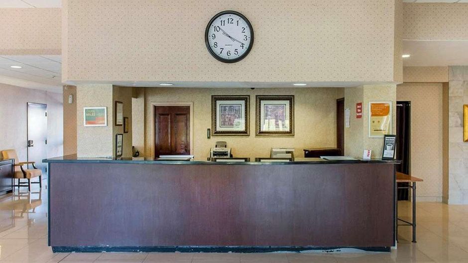 Econo Lodge Smiths Falls Lobby